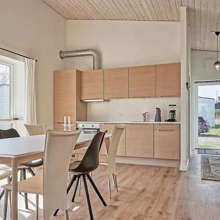 6 Person In Semesterbostad Neksø